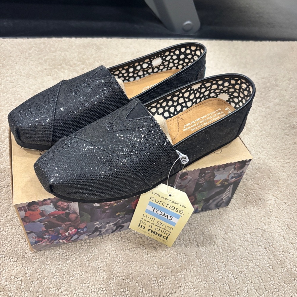 TOMS Women’s Black Glitter Classic Slip On Flat - 6.5